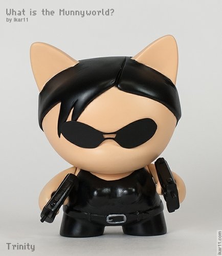 Trinity figure by Ikar11. Front view.