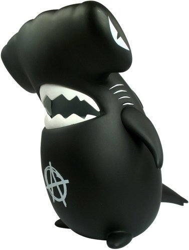 Anarchy Hammerhead Sharky figure by Frank Kozik, produced by Toyqube. Front view.