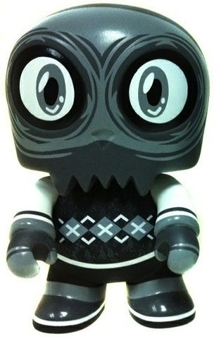 Uncle Argh Noir figure by Scott Tolleson, produced by Toy2R. Front view.
