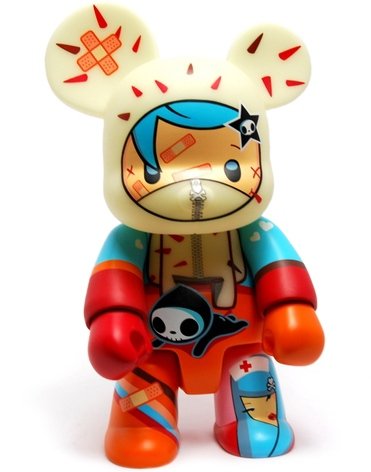 Sahara Qee 8 (GID) figure by Simone Legno (Tokidoki), produced by Toy2R. Front view.