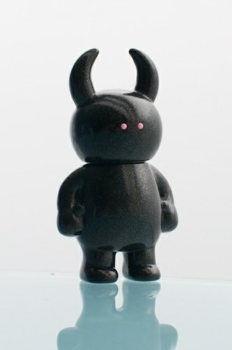 Uamou Pearl Black Pink eyes figure by Ayako Takagi, produced by Uamou. Front view.