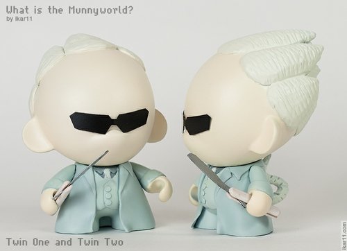 Twins figure by Ikar11. Front view.