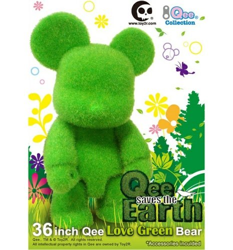 Love Green Qee Bear 36 figure, produced by Toy2R. Front view.