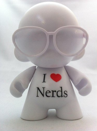 I <3 NERDS figure by N3Rd, produced by Kidrobot. Front view.