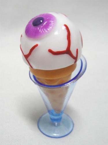 Eyeball Ice Cream figure by Aya Takeuchi, produced by Refreshment. Front view.