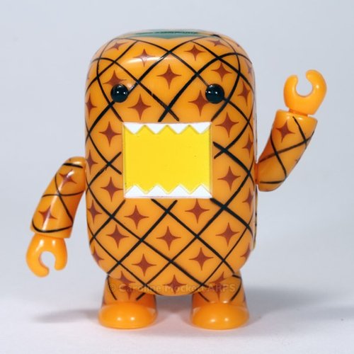 Pineapple Domo Qee figure by Dark Horse Comics, produced by Toy2R. Front view.