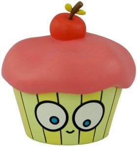 Miss Cupcake figure by Olive47, produced by Dreamland Toyworks. Front view.