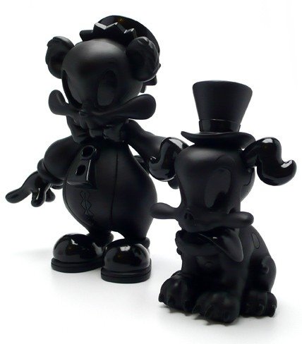 Slap Happy and Mr. Muggles figure by Brandt Peters, produced by Mindstyle. Front view.
