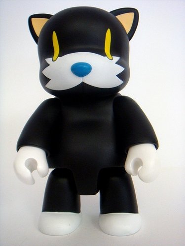 Black Cat Qee figure by Touma, produced by Toy2R. Front view.