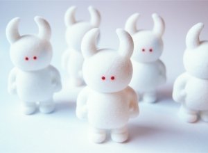 Uamou Flocked White Rabbit figure by Ayako Takagi, produced by Uamou. Front view.