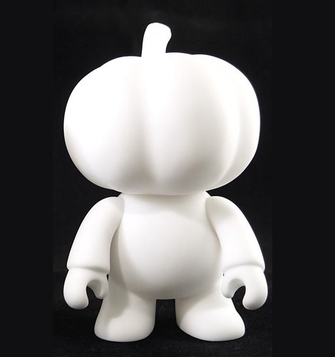 Pumpkin Qee figure by Jon-Paul Kaiser, produced by Toy2R. Front view.