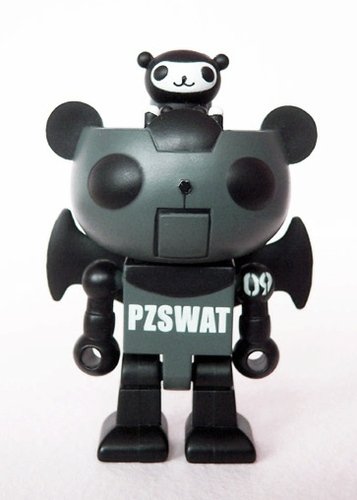 Panda Z - 09 Swat figure by Shuichi Oshida, produced by Megahouse. Front view.