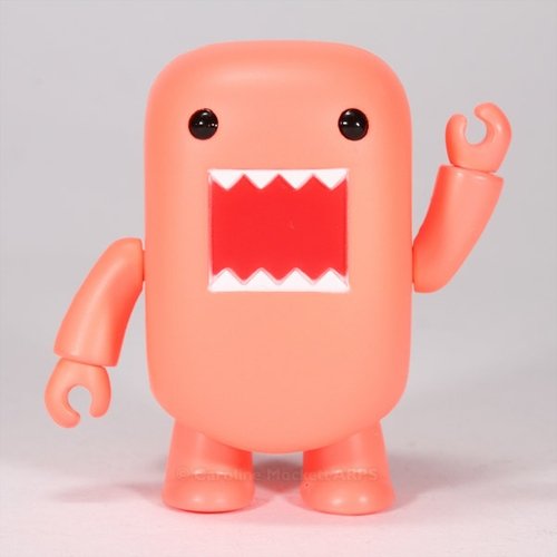 Blacklight Peach Domo Qee figure by Dark Horse Comics, produced by Toy2R. Front view.