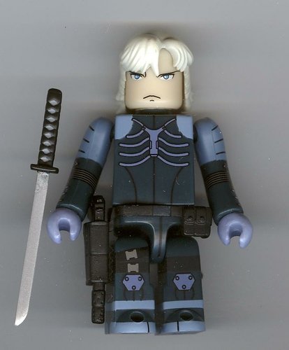 Raiden Kubrick version figure, produced by Medicom Toy. Front view.