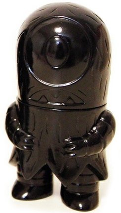 Pocket Helper figure by Tim Biskup, produced by Gargamel. Front view.