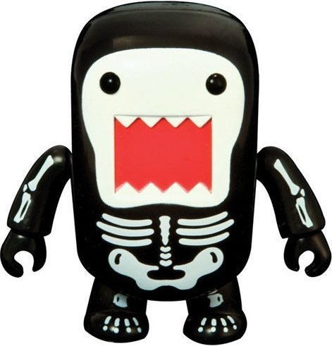 7 Skeleton Domo Qee figure by Dark Horse Comics, produced by Toy2R. Front view.