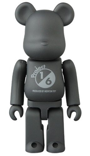 TONE ON TONE BLACK BE@RBRICK 100% figure, produced by Medicom Toy. Front view.