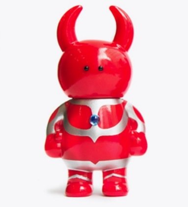 ULTRAUAMOU RED X SILVER figure by Ayako Takagi, produced by Uamou. Front view.