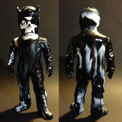 Valentines Skullman figure by Balzac, produced by Secret Base. Detail view.