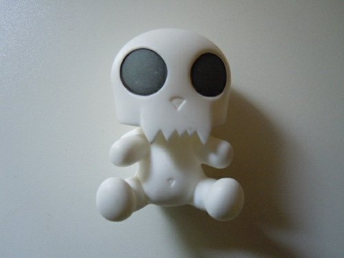 White Baby Angel Toyer Qee figure by Toy2R, produced by Toy2R. Front view.