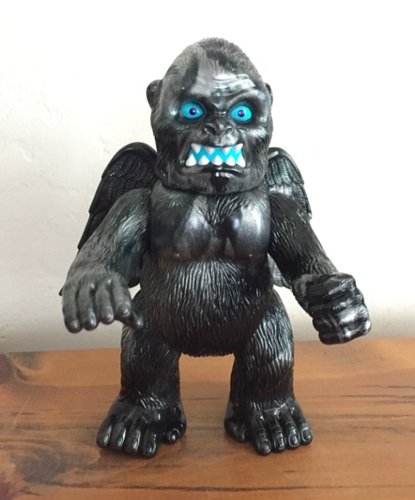 Wing Kong - Marbled Black / Sliver glitter (Lucky Bag / Dcon 2016) figure by Brian Flynn, produced by Super7. Front view.