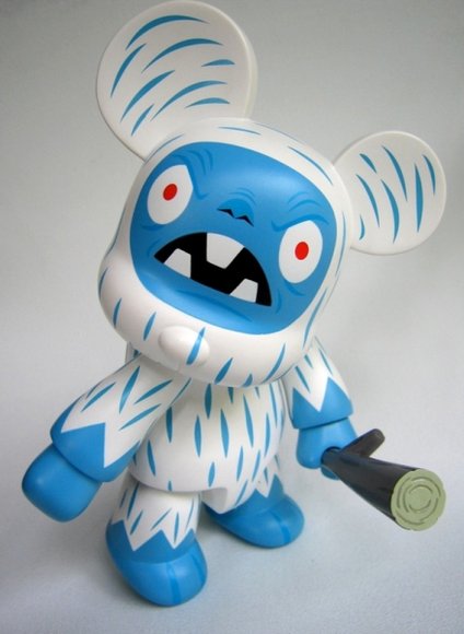 Yeti Qee figure by Tim Biskup, produced by Toy2R. Front view.