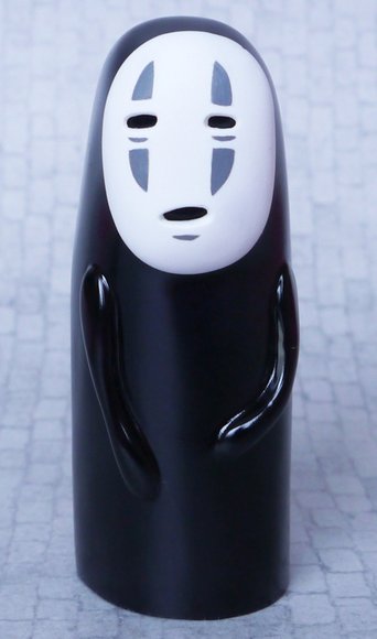 No-Face (Kaonashi) - Black figure by Sander Dinkgreve, produced by Flawtoys. Front view.