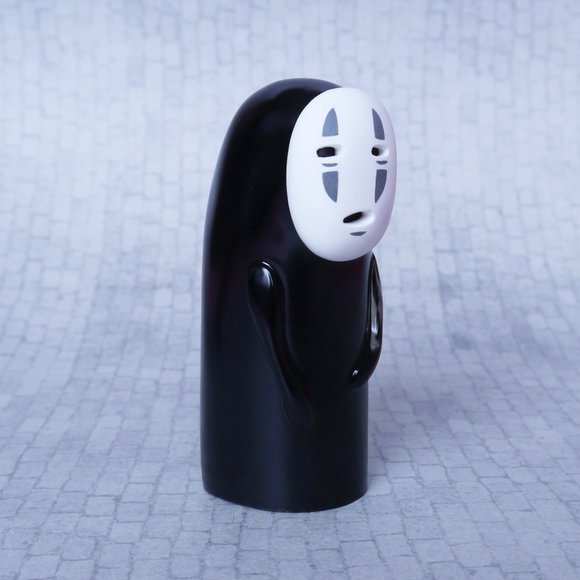 No-Face (Kaonashi) - Black figure by Sander Dinkgreve, produced by Flawtoys. Side view.